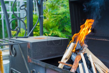 Téléchargez les photos : Foyer ouvert pour barbecue - en image libre de droit