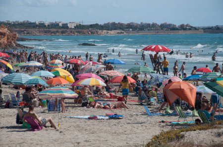 Foto de Playa con mucha gente en el mar - Imagen libre de derechos