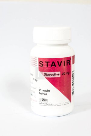 Foto de Medicamento antiviral aislado sobre fondo blanco - Imagen libre de derechos