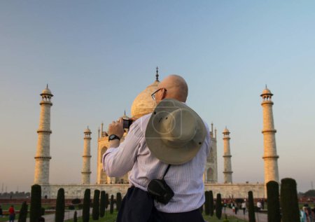 Foto de Agra, India. 11 de febrero 2014. Vista trasera de la cintura de Baldman caucásico desconocido fotografiando el Tajmahal - Imagen libre de derechos