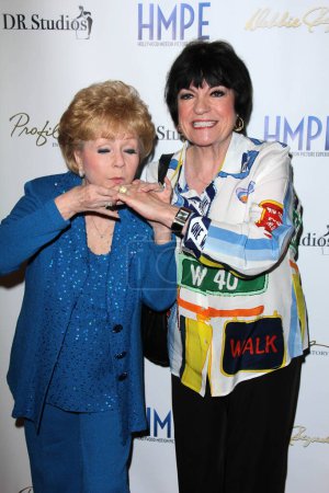 Foto de Debbie Reynolds, Jo Anne Worley en Debbie Reynolds - The Auction Finale Preview Night by Profiles In History with auction to take place on May 17 and 18, Debbie Reynolds Dance Studios, North Hollywood, CA - Imagen libre de derechos
