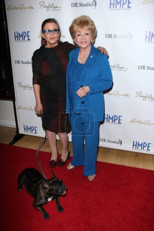 Foto de Carrie Fisher, Debbie Reynolds en Debbie Reynolds - The Auction Finale Preview Night by Profiles In History with auction to take place on May 17 and 18, Debbie Reynolds Dance Studios, North Hollywood, CA - Imagen libre de derechos