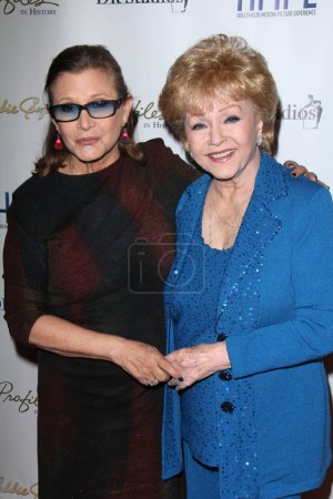 Foto de Carrie Fisher, Debbie Reynolds en Debbie Reynolds - The Auction Finale Preview Night by Profiles In History with auction to take place on May 17 and 18, Debbie Reynolds Dance Studios, North Hollywood, CA - Imagen libre de derechos