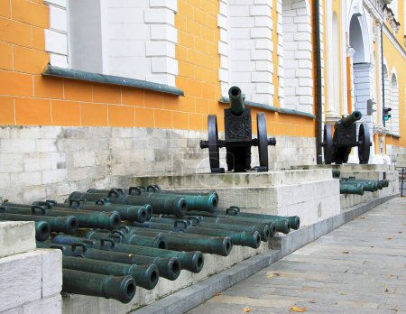 Foto de Cañones de artillería antigua en el Kremlin de Moscú, Rusia - Imagen libre de derechos