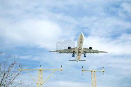 Téléchargez les photos : Qatar Airways Airbus A330 - en image libre de droit