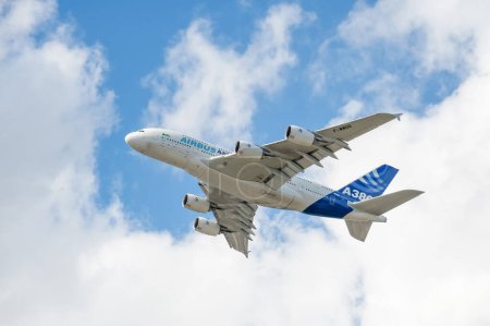 Foto de A380 aviones volando en el cielo - Imagen libre de derechos