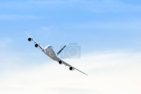 Foto de Airbus A380 volando en el cielo - Imagen libre de derechos