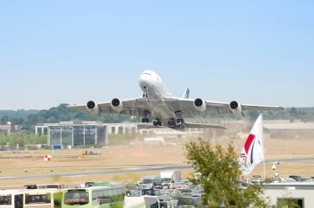Téléchargez les photos : A380 vue arrière-plan de décollage - en image libre de droit