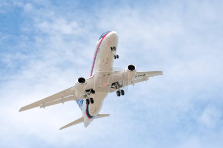 Téléchargez les photos : Sukhoi Superjet vue arrière-plan - en image libre de droit