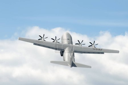 Téléchargez les photos : Hercules C-130J décollage dans le ciel - en image libre de droit