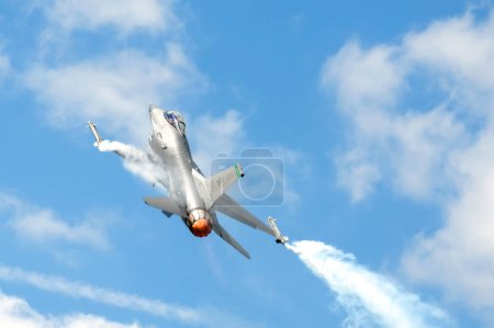 Foto de F-16 Fighting Falcon. Avión militar moderno - Imagen libre de derechos
