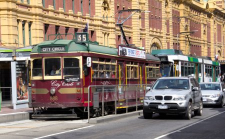Foto de Tranvías y coches de Melbourne en la calle de la ciudad - Imagen libre de derechos