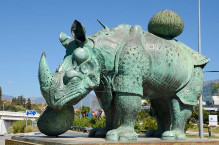 Téléchargez les photos : Statue rhinocéros dans la ville espagnole - en image libre de droit