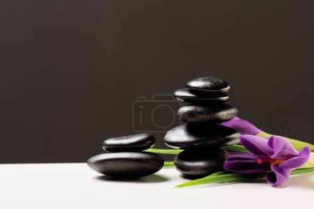 Foto de "Piedras de masaje con flores en la estera
" - Imagen libre de derechos