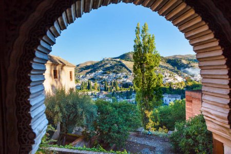 Foto de Hermosa vista del Arco de la Alhambra Granada Iglesias del Paisaje Ciudadano Andalucía España - Imagen libre de derechos