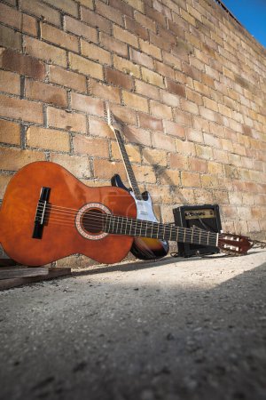 Téléchargez les photos : Instruments de musique isolés sur le mur - en image libre de droit