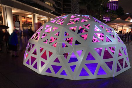 Téléchargez les photos : Personnes interagissant avec Geodesic Light Dome Circular Quay Sydney - en image libre de droit