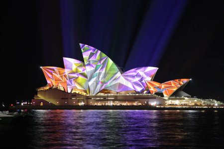 Foto de Sydney Opera House con proyección iluminada multicolor por la noche, famosa arquitectura australiana - Imagen libre de derechos