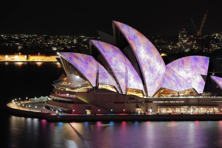 Foto de Sydney Opera House con proyección iluminada multicolor por la noche, famosa arquitectura australiana - Imagen libre de derechos