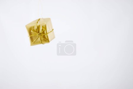 Foto de Regalo de Navidad, caja dorada sobre fondo blanco - Imagen libre de derechos