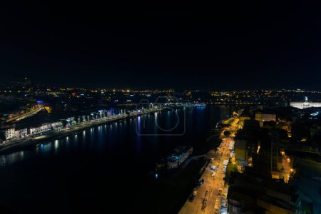 Téléchargez les photos : Ville la nuit, scène panoramique - en image libre de droit
