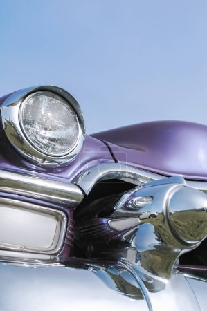 Téléchargez les photos : Violet classique détail de voiture - en image libre de droit