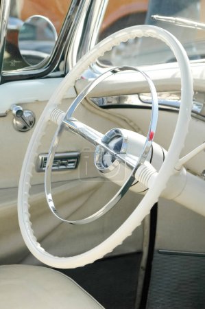 Téléchargez les photos : Volant blanc de la voiture vintage - en image libre de droit