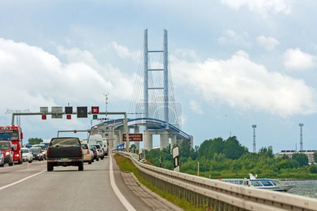 Téléchargez les photos : La route menant au pont - en image libre de droit