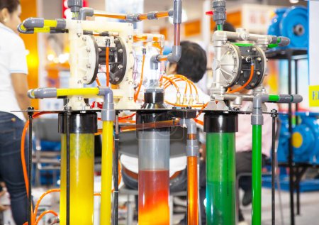 Foto de Bombas coloridas de aceite en fábrica o laboratorio - Imagen libre de derechos