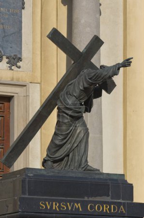 Foto de Jesús cargando la cruz - Imagen libre de derechos