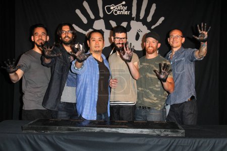 Foto de Linkin Park, Mike Shinoda, Rob Bourdon, Joe Hahn, Brad Delson, Dave Farrell, Chester Bennington en la ceremonia de introducción de Linkin Park en el Rockwalk del Guitar Center, Guitar Center, Los Angeles, CA - Imagen libre de derechos