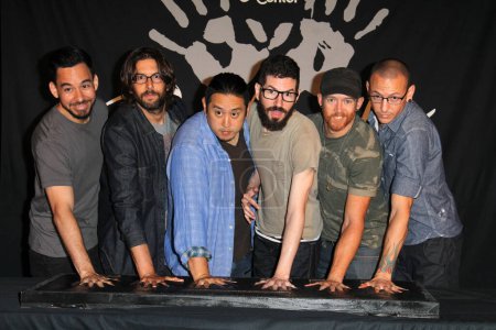 Téléchargez les photos : Linkin Park, Mike Shinoda, Rob Bourdon, Joe Hahn, Brad Delson, Dave Farrell, Chester Bennington à la cérémonie d'intronisation Linkin Park dans le Rockwalk du Guitar Center, Guitar Center, Los Angeles, CA - en image libre de droit