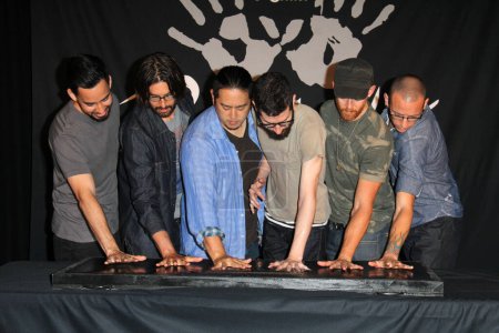 Téléchargez les photos : Linkin Park, Mike Shinoda, Rob Bourdon, Joe Hahn, Brad Delson, Dave Farrell, Chester Bennington à la cérémonie d'intronisation Linkin Park dans le Rockwalk du Guitar Center, Guitar Center, Los Angeles, CA 18-06-14 - en image libre de droit