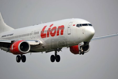Téléchargez les photos : Avion Lion Air. Avion prêt pour le vol de jour - en image libre de droit