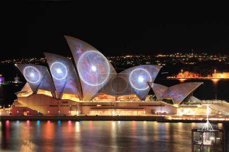Téléchargez les photos : Opéra de Sydney avec projection illuminée multicolore la nuit, célèbre architecture australienne - en image libre de droit