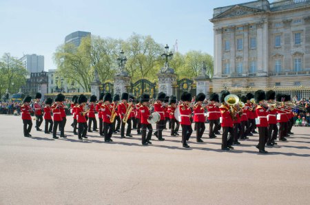 Foto de LONDRES, Reino Unido 16 DE ABRIL DE 2014: Cambio de guardia en el Palacio de Buckingham en Londres - Imagen libre de derechos