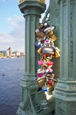 Téléchargez les photos : Serrures d'amoureux sur le pont - en image libre de droit