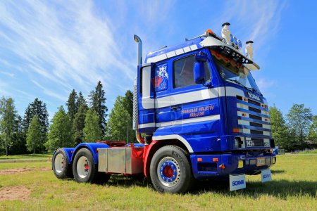 Téléchargez les photos : Tracteur de camion bleu Scania 143H dans un spectacle - en image libre de droit