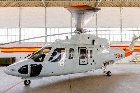 Téléchargez les photos : Hélicoptère Sikorsky S-76C dans le hangar - en image libre de droit