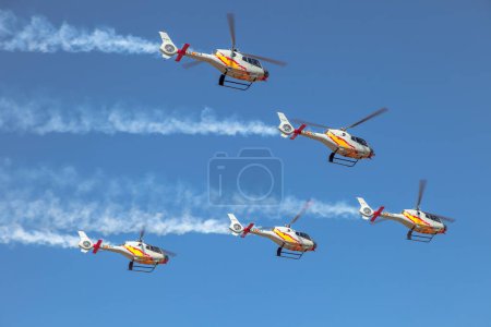 Téléchargez les photos : CADIZ, ESPAGNE-SEP 10 : Hélicoptères de la Patrulla Aspa participant à un test sur le 3ème salon aérien de Cadix le 10 septembre 2010 à Cadix, Espagne. - en image libre de droit