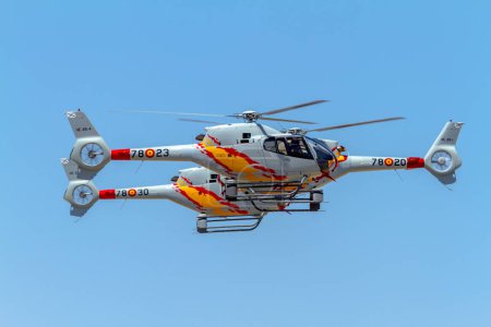 Téléchargez les photos : Patrulla Aspa eurocopter dans le ciel - en image libre de droit