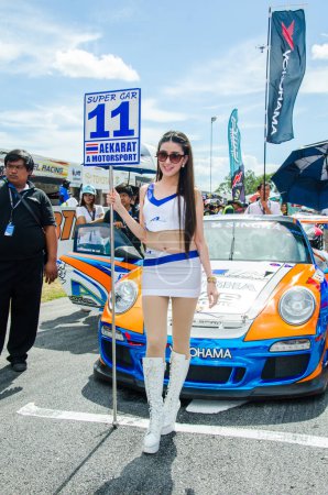 Téléchargez les photos : CHON BURI - 5 JUILLET : Modèles avec voiture de course exposés à la Thaïlande Super Series 2014 Race 3 le 5 Juillet 2014 sur le circuit international de Bira Pattaya, Chon Buri Thaïlande - en image libre de droit