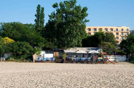 Foto de Vista de la playa con arena y agua azul - Imagen libre de derechos