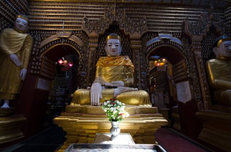 Foto de Plano escénico de estatuas de buddha Dentro de Pagoda Myanmar - Imagen libre de derechos