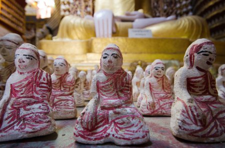 Téléchargez les photos : Plan panoramique de statues de bouddha à l'intérieur de la pagode Myanmar - en image libre de droit