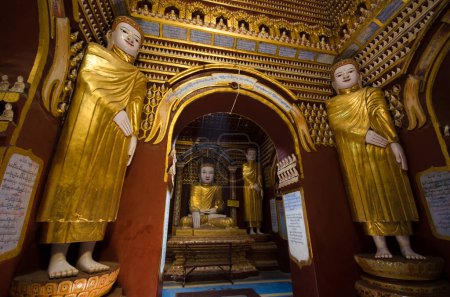 Téléchargez les photos : Plan panoramique de statues de bouddha à l'intérieur de la pagode Myanmar - en image libre de droit