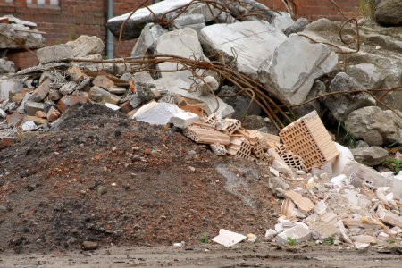 Téléchargez les photos : Une pile de décombres dans la rue - en image libre de droit