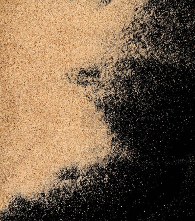 Téléchargez les photos : Le sable sur le fond noir - en image libre de droit