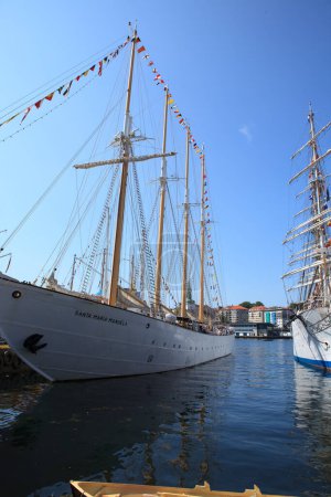 Téléchargez les photos : Courses de grands navires à Bergen, Norvège - en image libre de droit