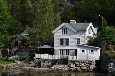 Téléchargez les photos : Maison en bois blanc au bord du lac - en image libre de droit